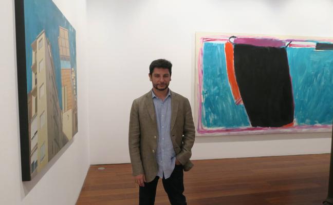 Joaquín Peña-Toro, entre una obra propia y otra de Guerrero.