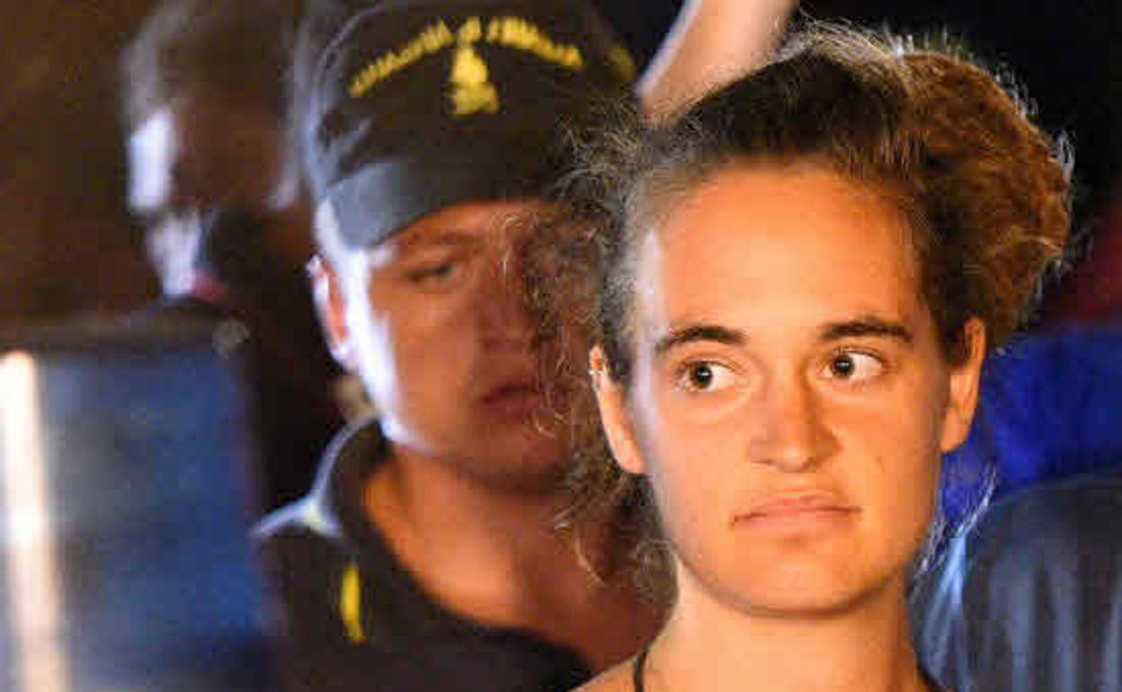 Carola Rockete escoltada por la policía tras desembarcar en el puerto de Lampedusa. 