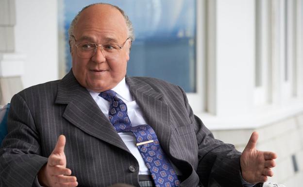 Russell Crowe, caracterizado como Roger Ailes.