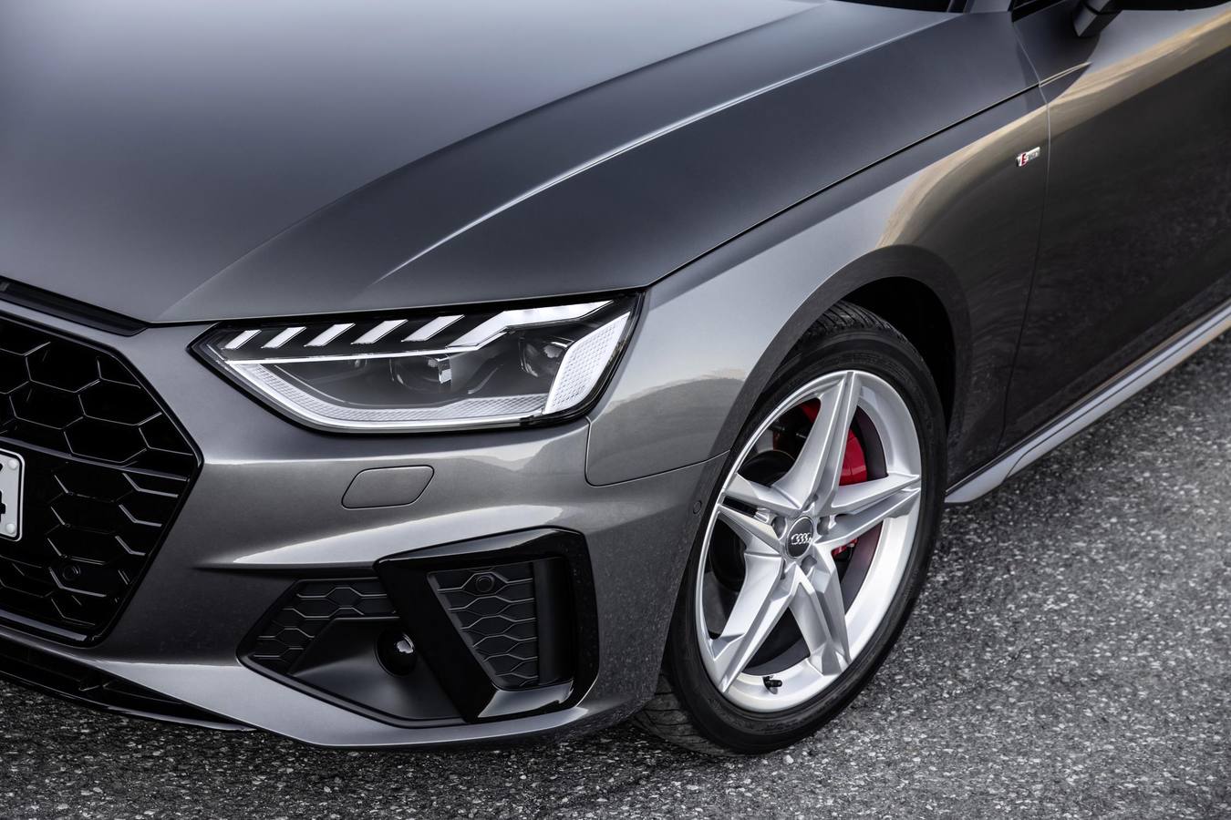 La berlina media de Audi se renueva con una línea más deportiva y en la carrocería se integran los rasgos que definen el último lenguaje de diseño del fabricante. 