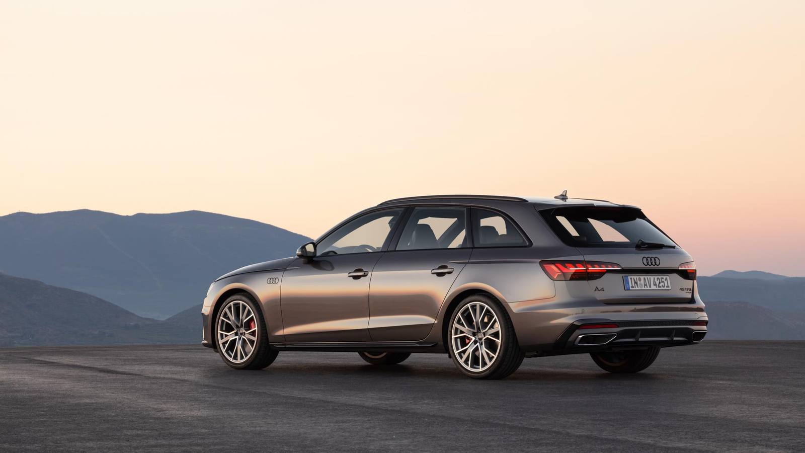 La berlina media de Audi se renueva con una línea más deportiva y en la carrocería se integran los rasgos que definen el último lenguaje de diseño del fabricante. 