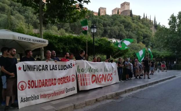 La protesta en la puerta del local. 