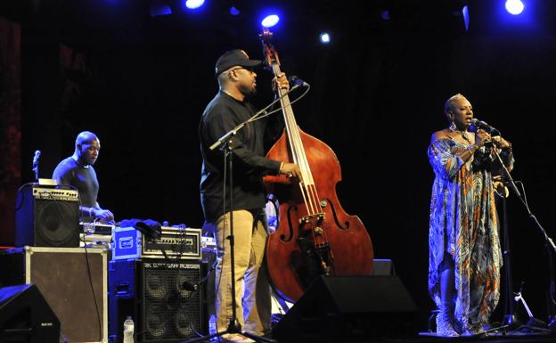 Imagen principal - Cristian McBride convierte Jazz en la Costa en una sesión de ritmos urbanos