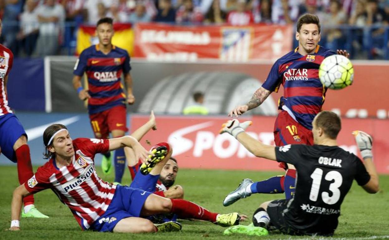 Filipe Luis, durante un partido contra el Barcelona. 