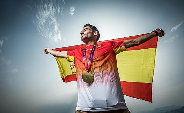 Ignacio Fontes, orgulloso con su medalla de oro y su bandera de España. 
