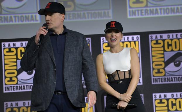 Kevin Feige, presidente de los estudios Marvel, y Scarlett Johansson en la Comic-Con de San Diego. La actriz protagonizará una película centrada en el personaje de Viuda Negra.