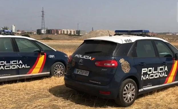 Dos coches de Policía, en la zona donde fue encontrado el cuerpo de la mujer, en Getafe (Madrid).