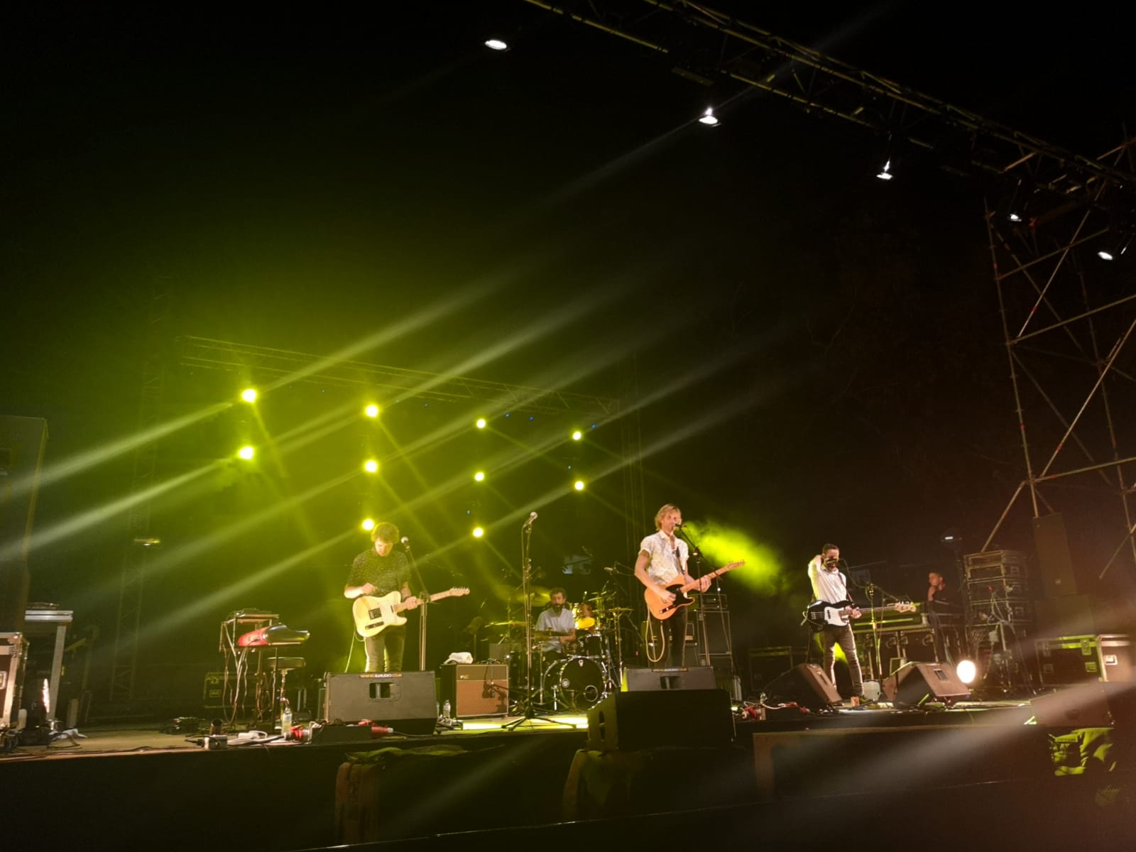 Cientos de personas se acercaron a las pistas deportivas del colegio Miguel de Cervantes que se convirtieron por un día en un escenario musical por el que pasaron Eskorzo, Los 300 y Margaux. 