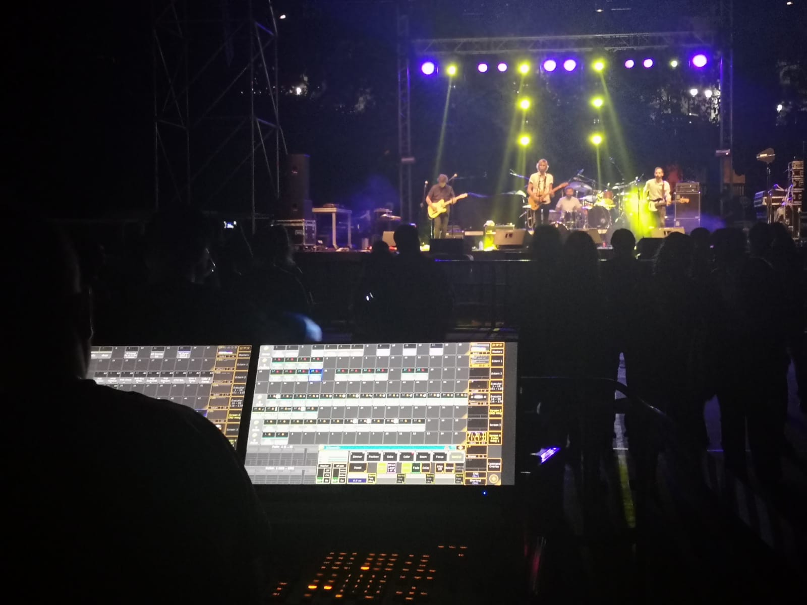 Cientos de personas se acercaron a las pistas deportivas del colegio Miguel de Cervantes que se convirtieron por un día en un escenario musical por el que pasaron Eskorzo, Los 300 y Margaux. 