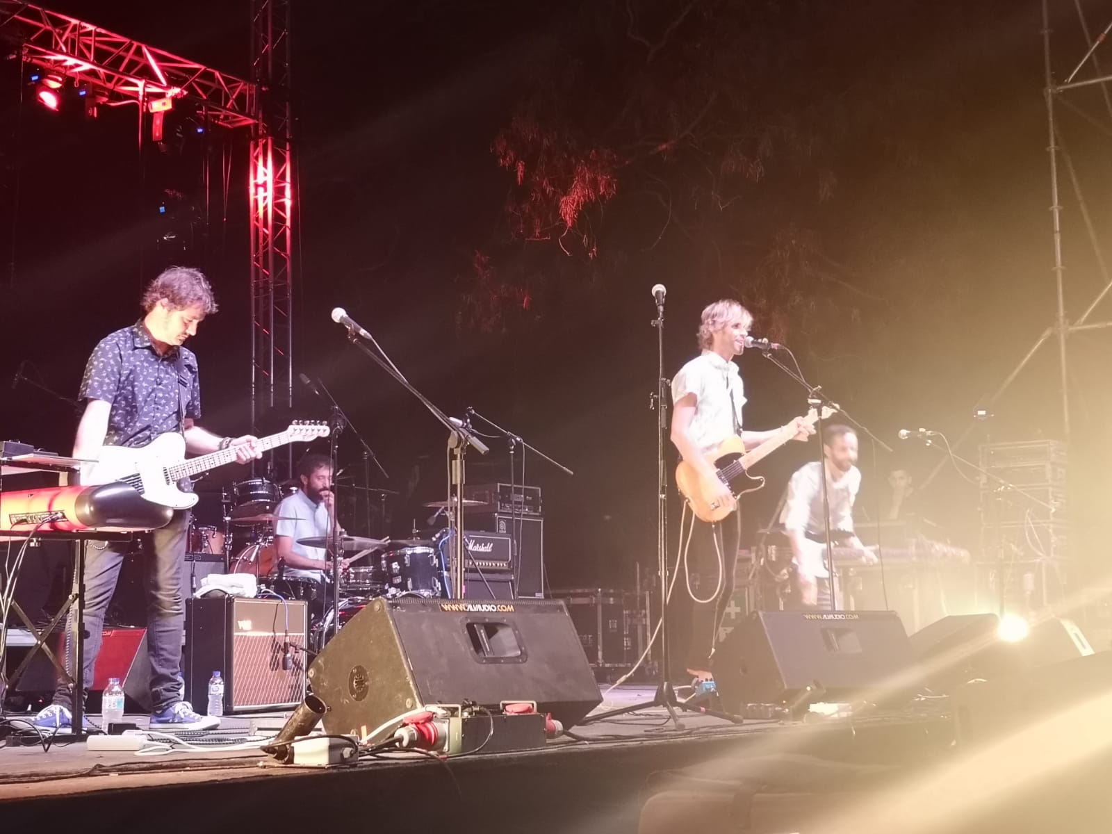 Cientos de personas se acercaron a las pistas deportivas del colegio Miguel de Cervantes que se convirtieron por un día en un escenario musical por el que pasaron Eskorzo, Los 300 y Margaux. 