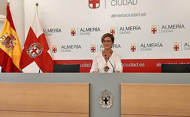 La portavoz del Grupo Municipal Socialista en el Ayuntamiento de Almería, Adriana Valverde, esta mañana.