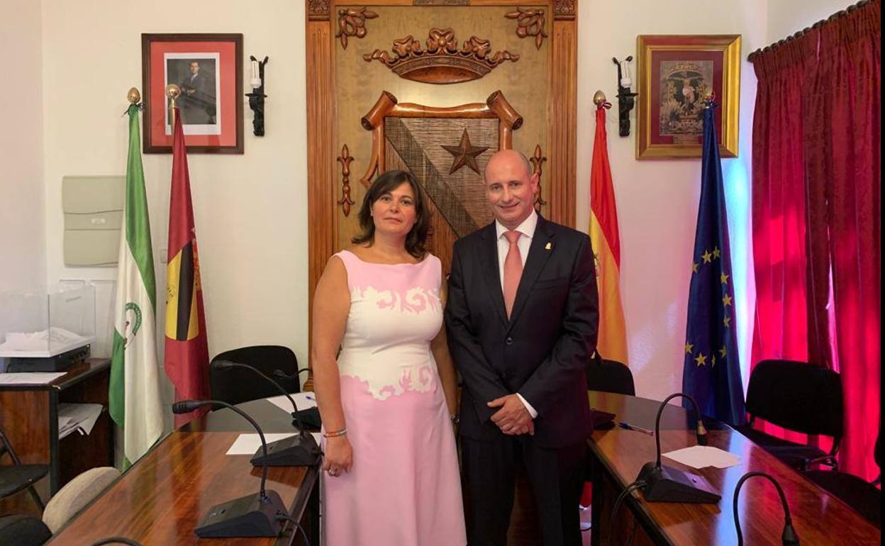 María Teresa García, nueva alcaldesa de Jódar, junto a su antecesor, José Luis Hidalgo. 