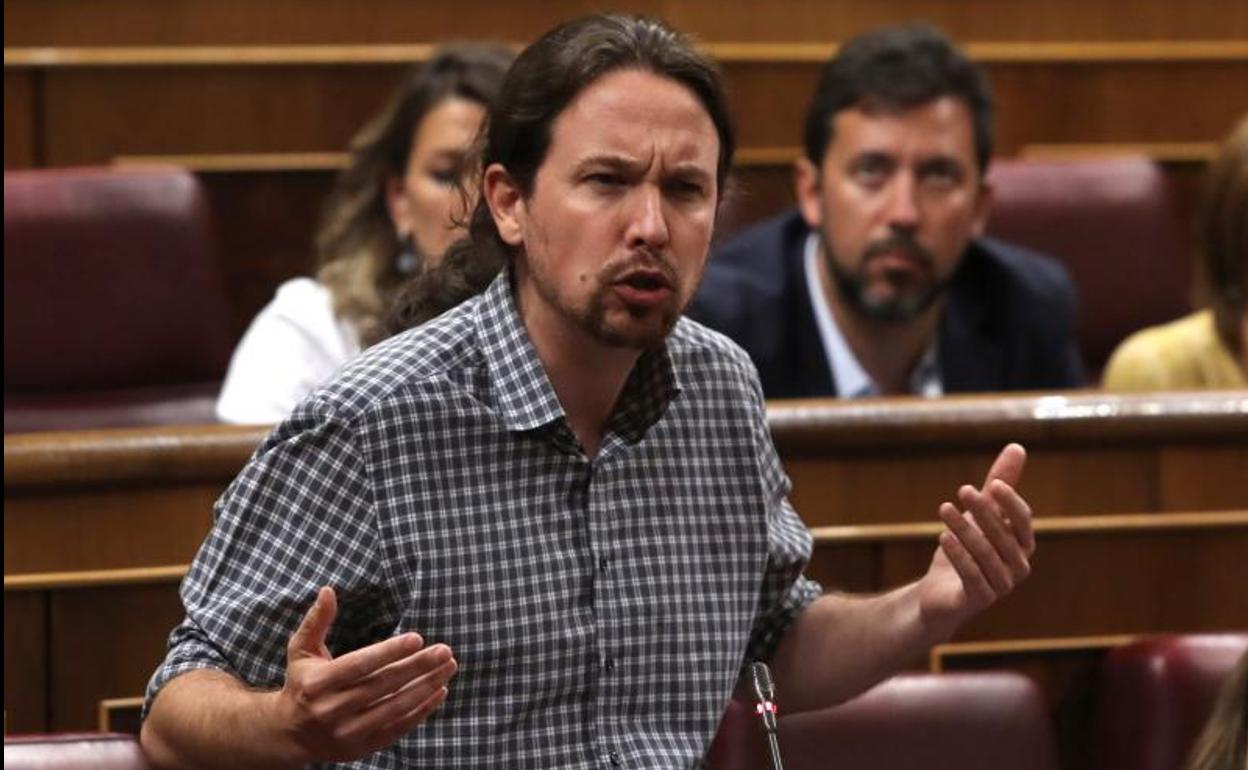 Pablo Iglesias se dirige a Pedro Sánchez desde la bancada de Unidas Podemos.