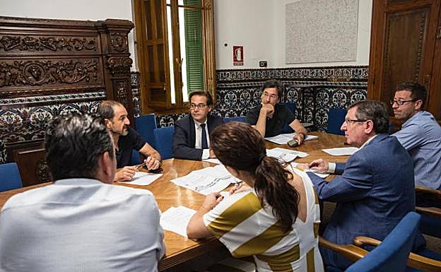 Técnicos de Junta y Ayuntamiento durante la reunión mantenida ayer.
