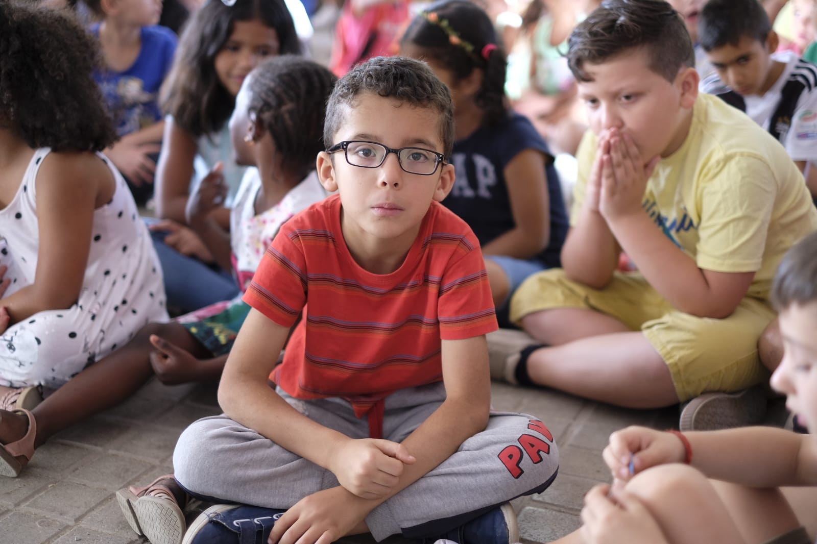 Este proyecto socioeducativo, lúdico y cultural se desarrolla en el colegio Juan Ramón Jiménez. En él los menores disfrutan de actividades culturales, excursiones, piscina, juegos, dinámicas y otras propuestas orientadas al disfrute y bienestar en los días de verano, y al desarrollo de sus habilidades y de valores cívicos y sociales.