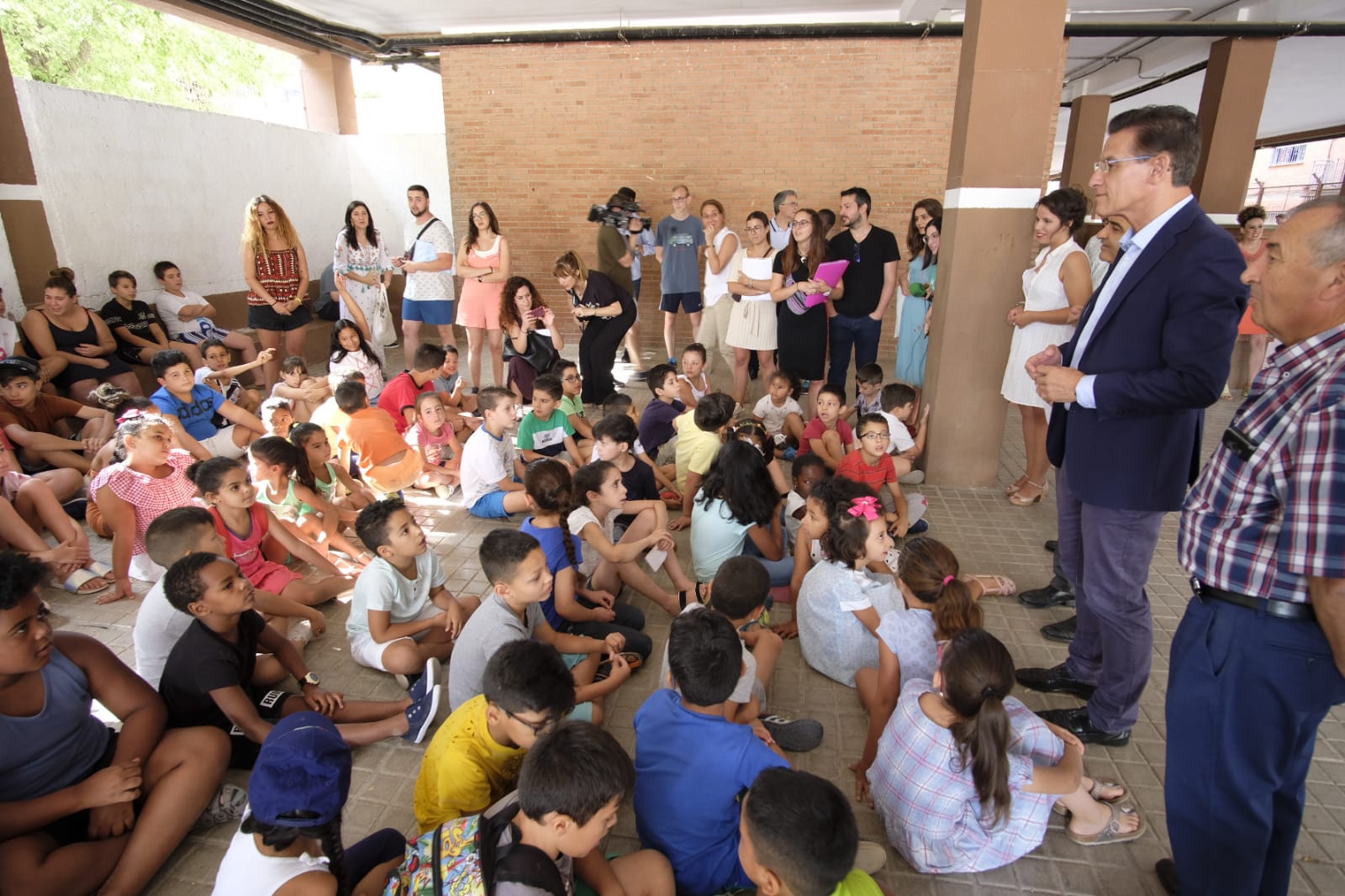 Este proyecto socioeducativo, lúdico y cultural se desarrolla en el colegio Juan Ramón Jiménez. En él los menores disfrutan de actividades culturales, excursiones, piscina, juegos, dinámicas y otras propuestas orientadas al disfrute y bienestar en los días de verano, y al desarrollo de sus habilidades y de valores cívicos y sociales.