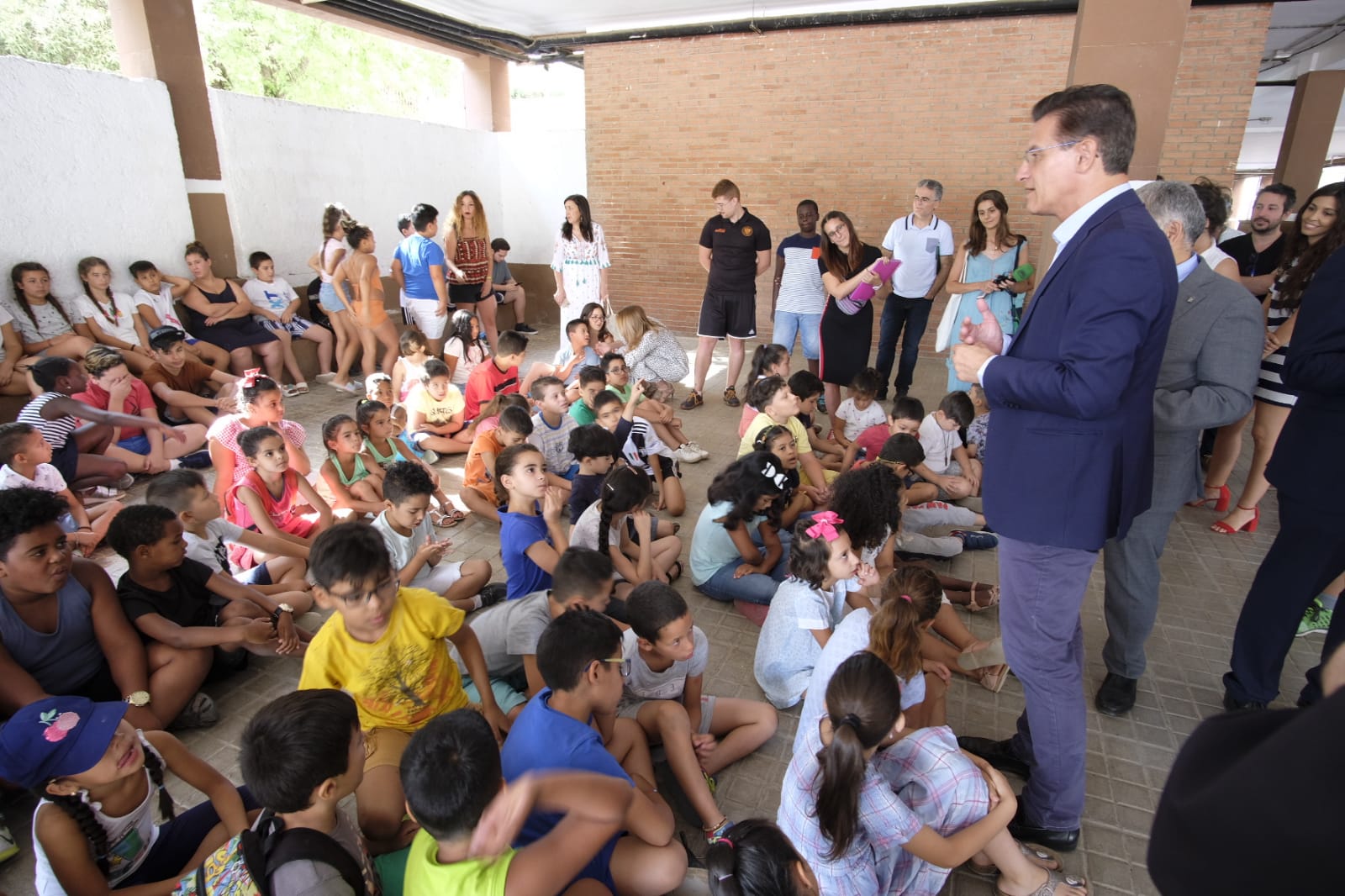Este proyecto socioeducativo, lúdico y cultural se desarrolla en el colegio Juan Ramón Jiménez. En él los menores disfrutan de actividades culturales, excursiones, piscina, juegos, dinámicas y otras propuestas orientadas al disfrute y bienestar en los días de verano, y al desarrollo de sus habilidades y de valores cívicos y sociales.