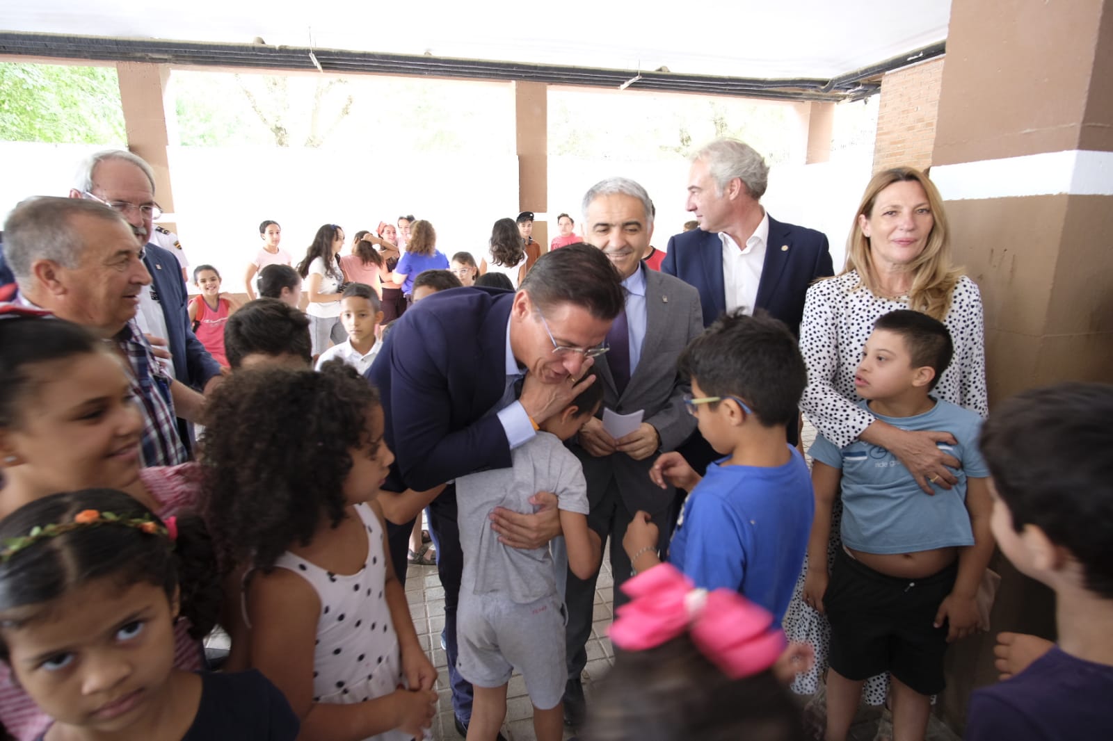 Este proyecto socioeducativo, lúdico y cultural se desarrolla en el colegio Juan Ramón Jiménez. En él los menores disfrutan de actividades culturales, excursiones, piscina, juegos, dinámicas y otras propuestas orientadas al disfrute y bienestar en los días de verano, y al desarrollo de sus habilidades y de valores cívicos y sociales.