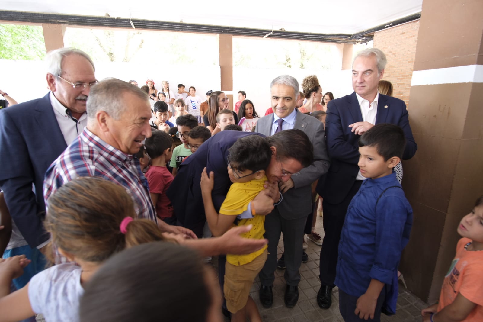 Este proyecto socioeducativo, lúdico y cultural se desarrolla en el colegio Juan Ramón Jiménez. En él los menores disfrutan de actividades culturales, excursiones, piscina, juegos, dinámicas y otras propuestas orientadas al disfrute y bienestar en los días de verano, y al desarrollo de sus habilidades y de valores cívicos y sociales.
