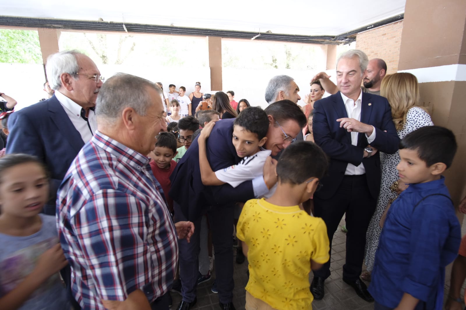 Este proyecto socioeducativo, lúdico y cultural se desarrolla en el colegio Juan Ramón Jiménez. En él los menores disfrutan de actividades culturales, excursiones, piscina, juegos, dinámicas y otras propuestas orientadas al disfrute y bienestar en los días de verano, y al desarrollo de sus habilidades y de valores cívicos y sociales.