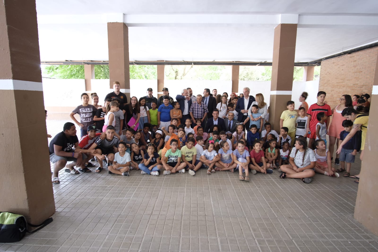 Este proyecto socioeducativo, lúdico y cultural se desarrolla en el colegio Juan Ramón Jiménez. En él los menores disfrutan de actividades culturales, excursiones, piscina, juegos, dinámicas y otras propuestas orientadas al disfrute y bienestar en los días de verano, y al desarrollo de sus habilidades y de valores cívicos y sociales.