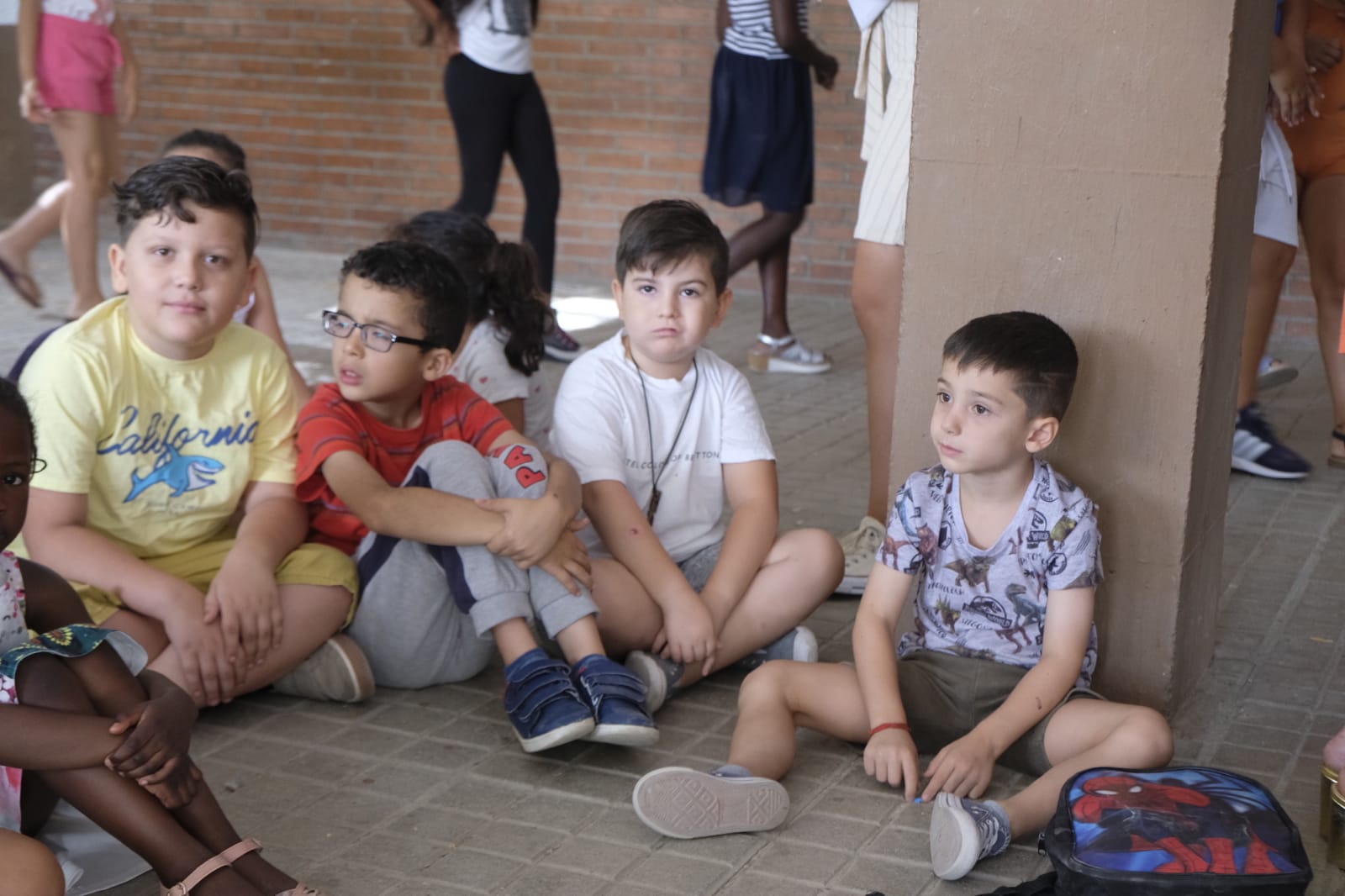 Este proyecto socioeducativo, lúdico y cultural se desarrolla en el colegio Juan Ramón Jiménez. En él los menores disfrutan de actividades culturales, excursiones, piscina, juegos, dinámicas y otras propuestas orientadas al disfrute y bienestar en los días de verano, y al desarrollo de sus habilidades y de valores cívicos y sociales.