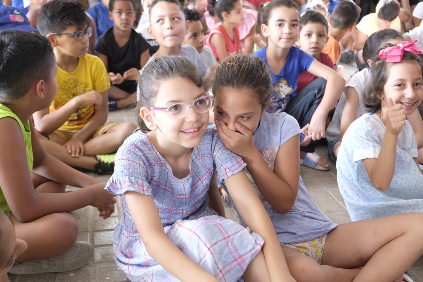 Este proyecto socioeducativo, lúdico y cultural se desarrolla en el colegio Juan Ramón Jiménez. En él los menores disfrutan de actividades culturales, excursiones, piscina, juegos, dinámicas y otras propuestas orientadas al disfrute y bienestar en los días de verano, y al desarrollo de sus habilidades y de valores cívicos y sociales.