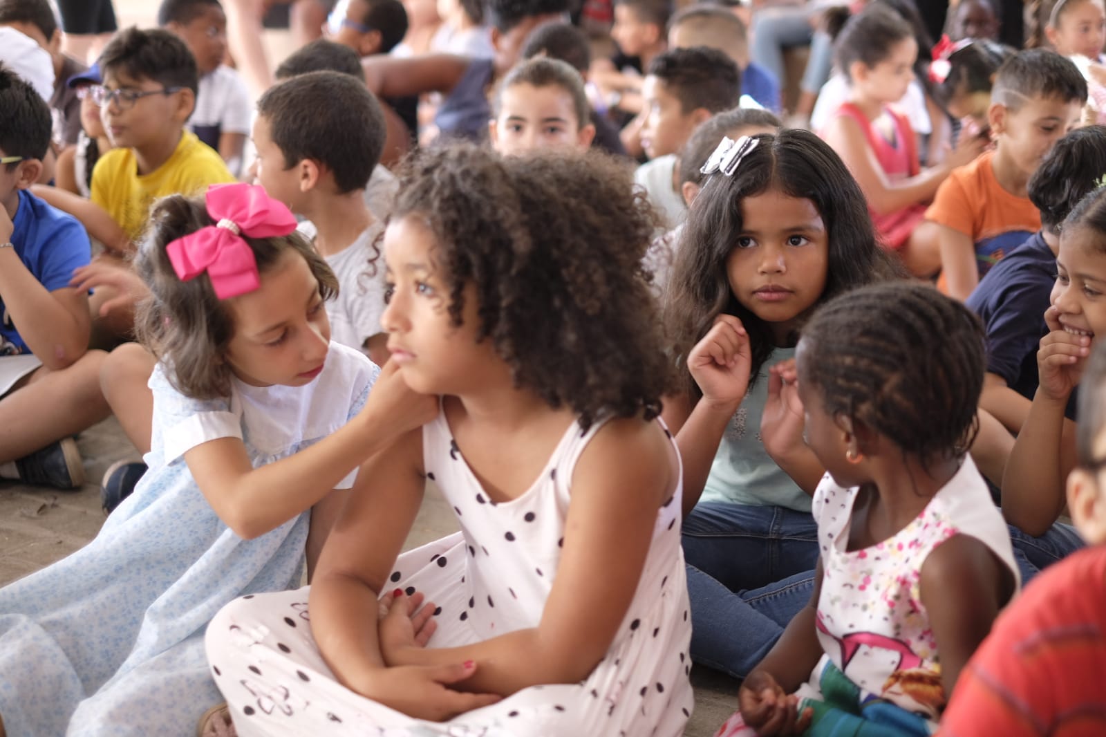 Este proyecto socioeducativo, lúdico y cultural se desarrolla en el colegio Juan Ramón Jiménez. En él los menores disfrutan de actividades culturales, excursiones, piscina, juegos, dinámicas y otras propuestas orientadas al disfrute y bienestar en los días de verano, y al desarrollo de sus habilidades y de valores cívicos y sociales.
