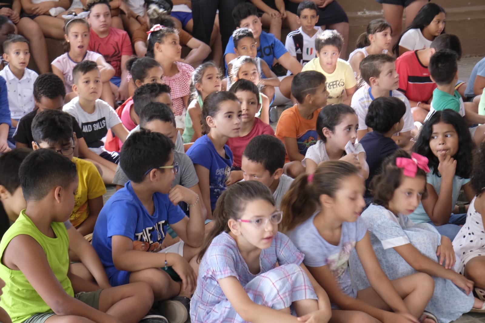 Este proyecto socioeducativo, lúdico y cultural se desarrolla en el colegio Juan Ramón Jiménez. En él los menores disfrutan de actividades culturales, excursiones, piscina, juegos, dinámicas y otras propuestas orientadas al disfrute y bienestar en los días de verano, y al desarrollo de sus habilidades y de valores cívicos y sociales.