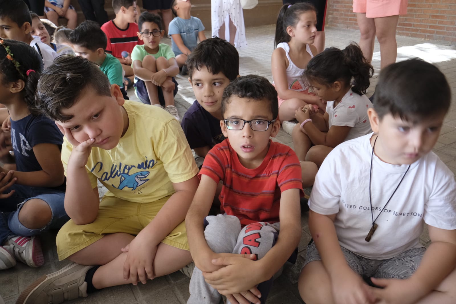 Este proyecto socioeducativo, lúdico y cultural se desarrolla en el colegio Juan Ramón Jiménez. En él los menores disfrutan de actividades culturales, excursiones, piscina, juegos, dinámicas y otras propuestas orientadas al disfrute y bienestar en los días de verano, y al desarrollo de sus habilidades y de valores cívicos y sociales.