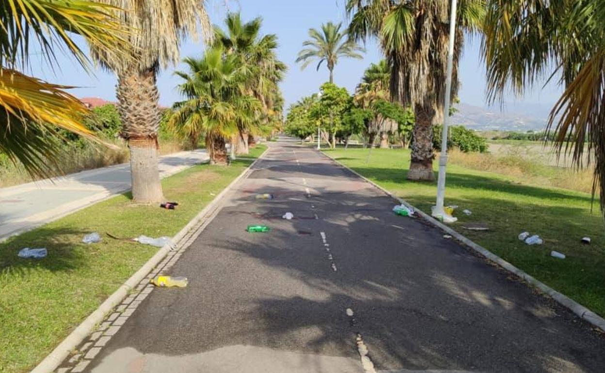 Los vecinos de Playa Granada piden medidas urgentes contra el botellón