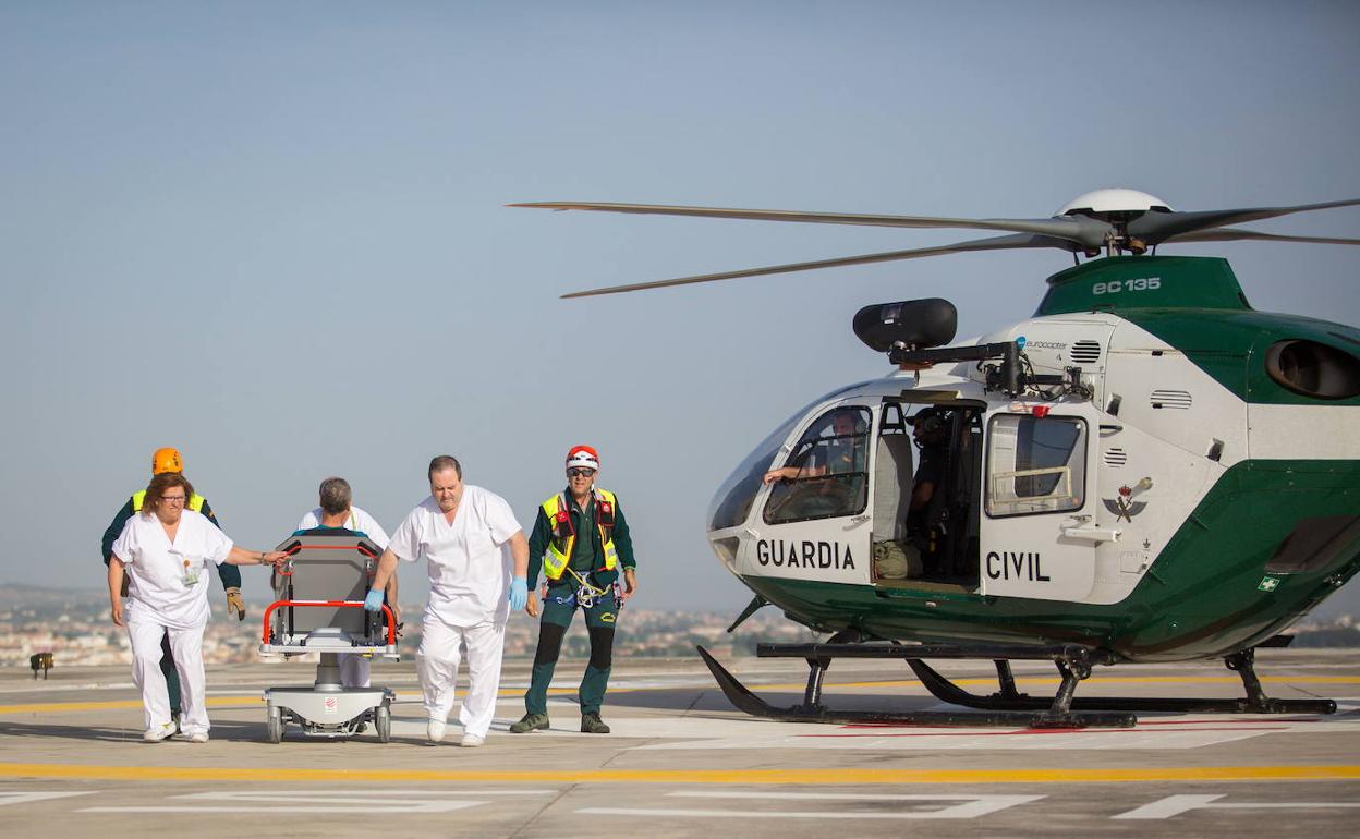 Los sanitarios trasladan al primer paciente llegado en helicóptero al helipuerto del PTS, hace tres años.