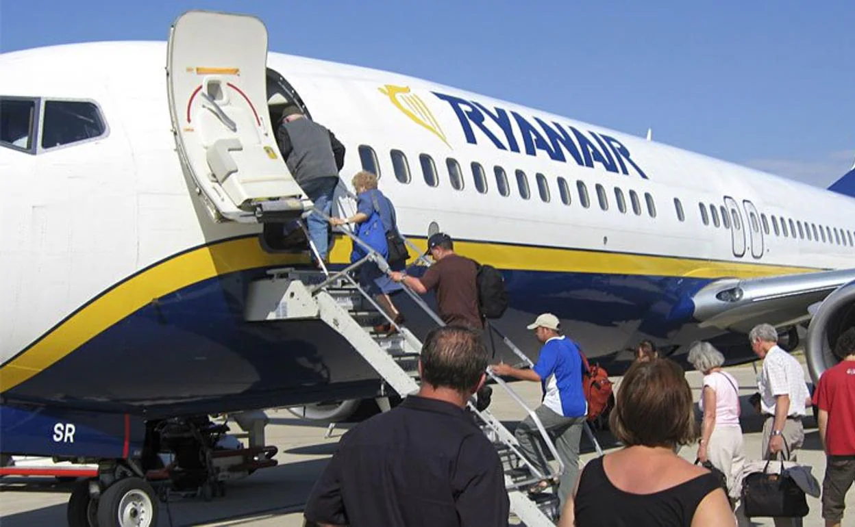 Pasajeros embarcando en un avión de la compañía Ryanair. 