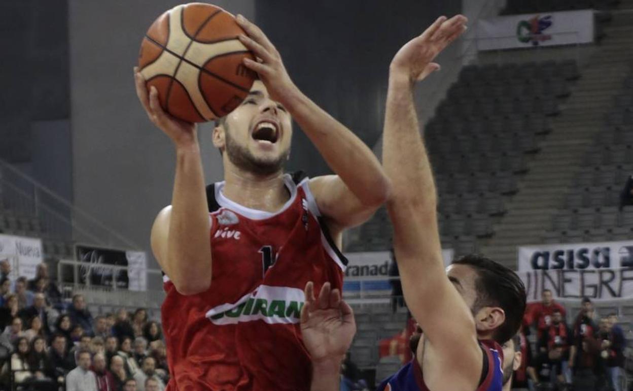 Germán Martínez penetra ante la defensa del Agustinos León.