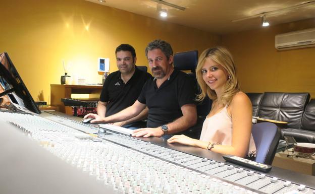 Vicente Coves, de la European Guitar Foundation, Cheluís Salmerón, y Mabel Millán, en el estudio. 
