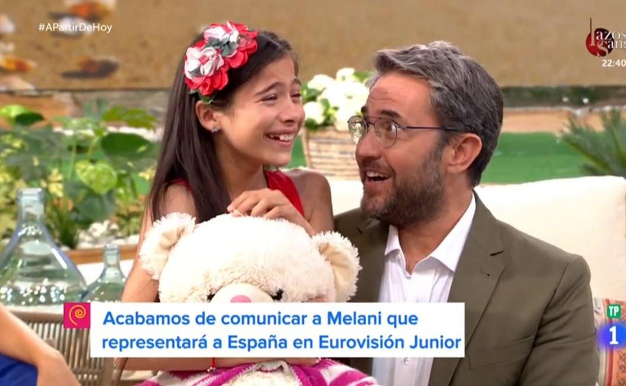 Melani García, de 12 años, junto a Máximo Huerta en el momento de conocer la decisión.