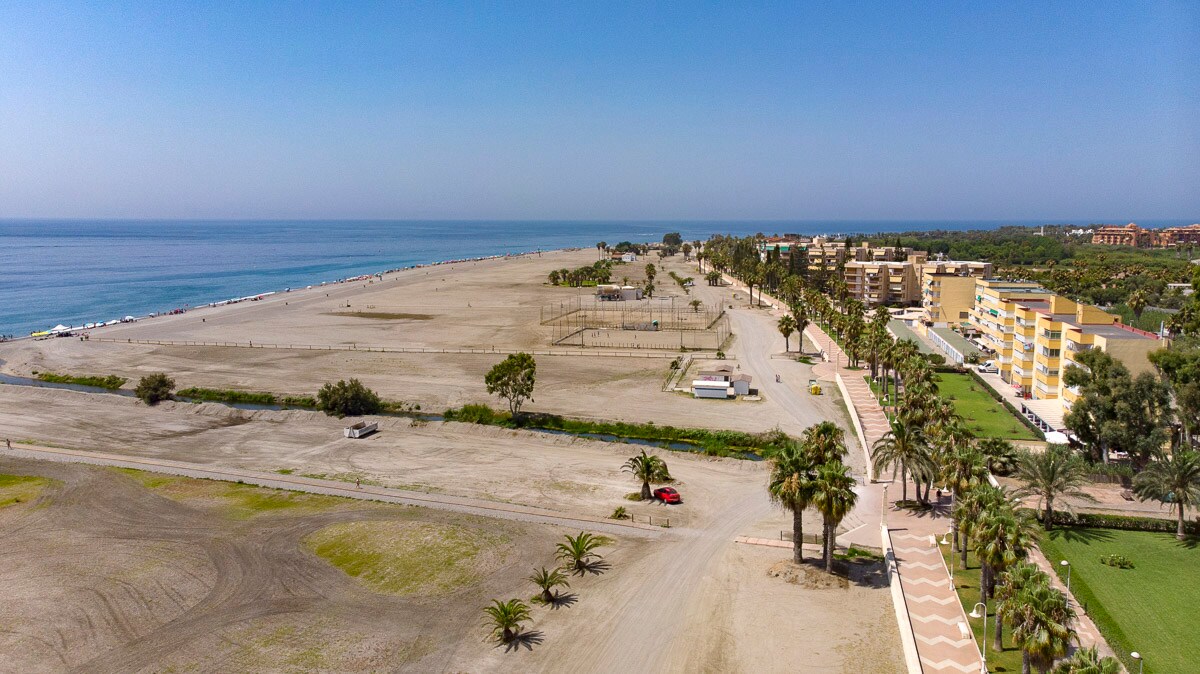 La playa de Poniente tiene un espacio de unos 30 metros en el que no hay nada y el Ayuntamiento quiere aprovechar