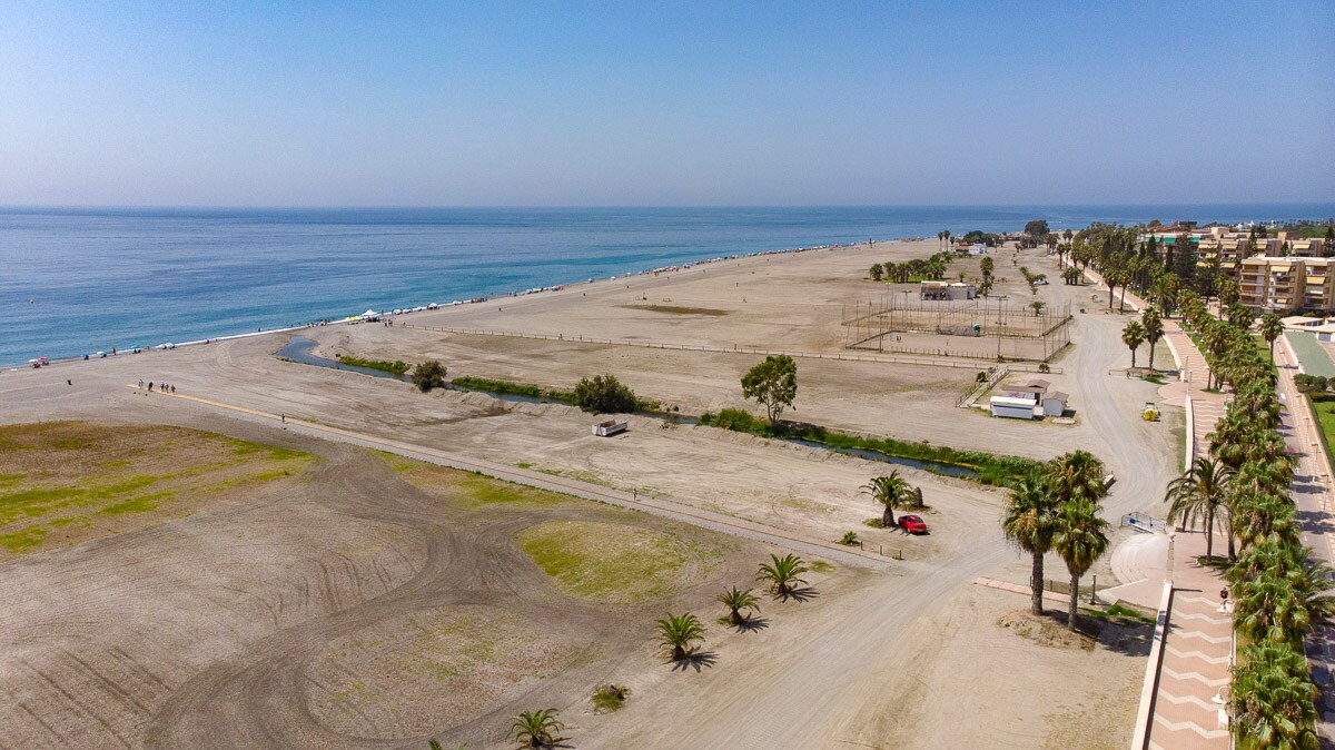 La playa de Poniente tiene un espacio de unos 30 metros en el que no hay nada y el Ayuntamiento quiere aprovechar