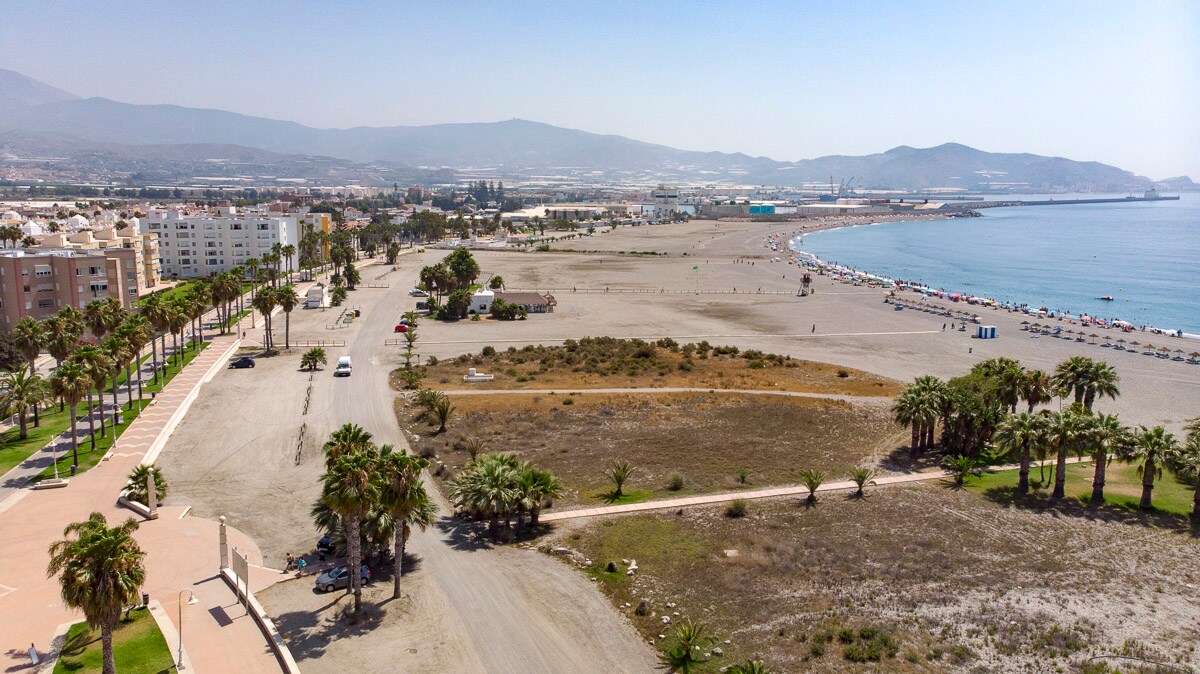 La playa de Poniente tiene un espacio de unos 30 metros en el que no hay nada y el Ayuntamiento quiere aprovechar