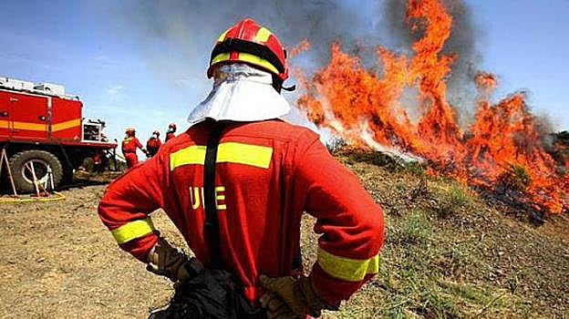 Trabajos de extinción del incendio de Quesada.