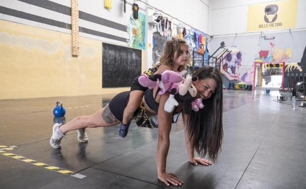 La entrenadora de Granada que estuvo levantando pesas unas horas antes de dar a luz