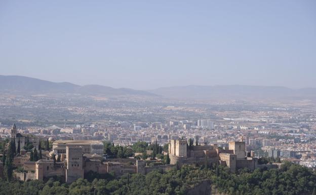 Imagen. Así se ve la contaminación sobre Granada: una nube encima de la ciudad. 