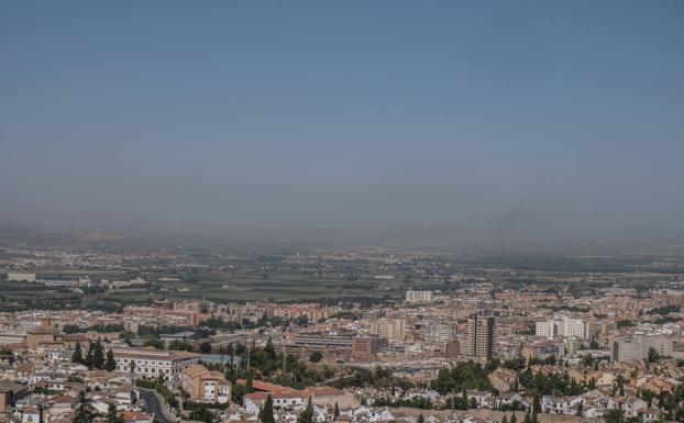 Imagen de la boina de contaminación situada sobre la ciudad en la jornada de ayer.