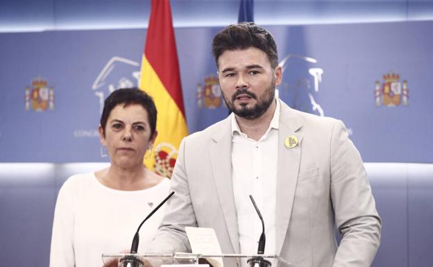 La portavoz de EH Bildu en el Congreso de los Diputados y el de ERC, Mertxe Aizpurúa y Gabriel Rufián.