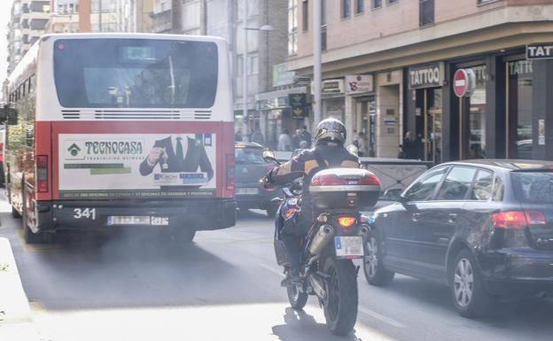 El tráfico rodado es uno de los focos de dióxido de nitrógeno.