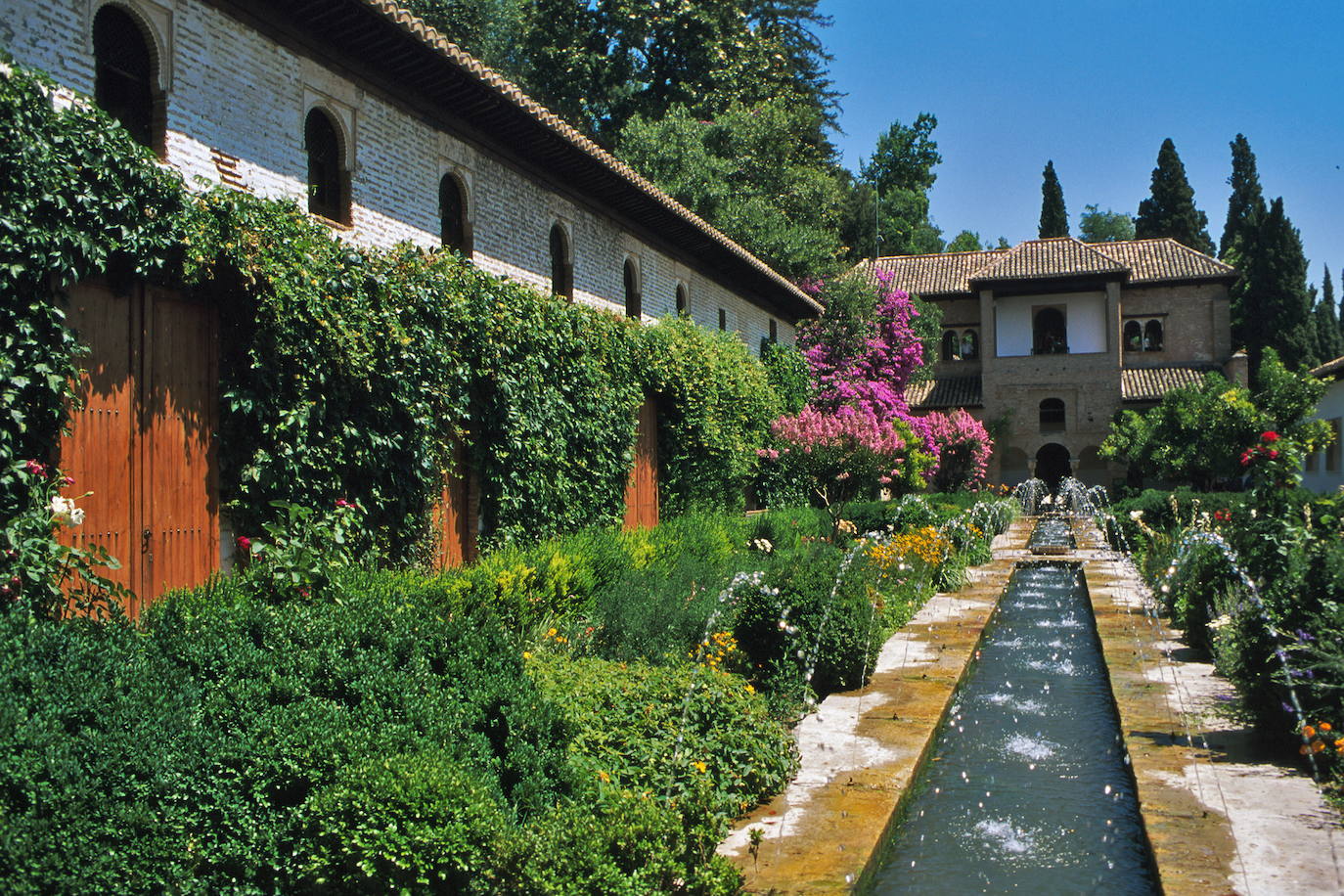 2. Visitar el Generalife. Los jardines del Generalife, junto con la Alhambra, fueron declarados Patrimonio Mundial por la UNESCO en 1984.