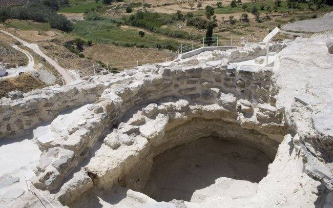 7. Visitar el Yacimiento Arqueológico de Castellón Alto en el municipio de Galera. Este yacimiento está datado entre el 1900-1600 antes de nuestra era. Consta de un hábitat que se sitúa en dos grandes unidades conectadas entre sí: el cabezo o espolón con sus tres terrazas naturales donde se sitúan las viviendas, y la ladera del cerro contiguo. Destaca el hallazgo de 130 sepulturas. 