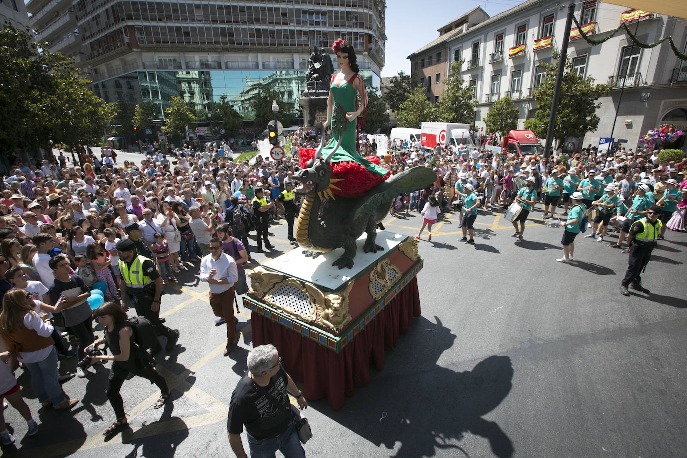 8. Ver el desfile de la Tarasca en las fiestas del Corpus de la capital. El miércoles de la semana del Corpus sale a la calle la Tarasca, una dama montada en un dragón que luce cada año un vestido diseñado para la ocasión. La acompañan los cabezudos y los gigantes. Después de ver a la Tarasca puedes ir a disfrutar de la fiesta en el recinto ferial.
