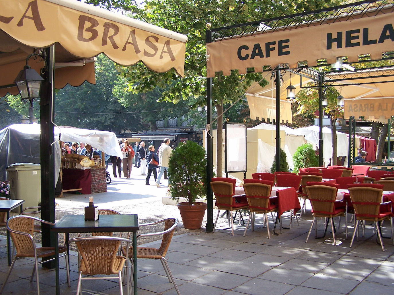 12. Merendar chocolate con churros en Plaza Bib-Rambla. A esta céntrica plaza de la capital acuden turistas y granadinos para tomar churros y descansar tras un paseo por las calles más emblemáticas de Granada.