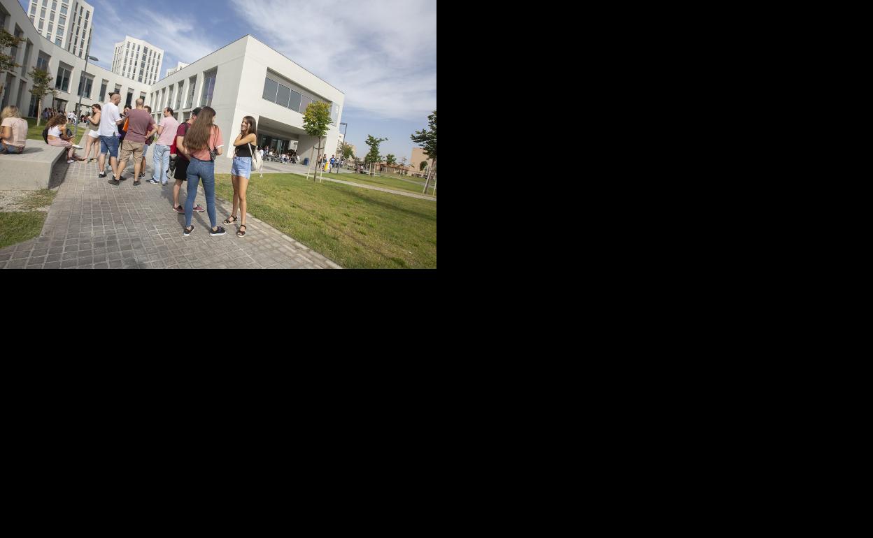 Estudiantes en el Campus de Ciencias de la Salud